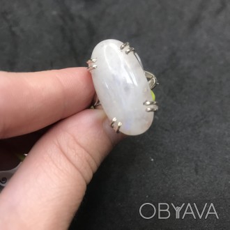 Лунный камень кольцо овальное с лунным камнем в серебре. Размер 19.