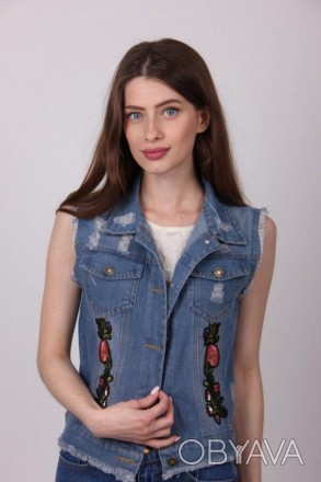 Женская джинсовая жилетка короткая с вышивкой. Длина - 46 см. Обхват груди: М-86. . фото 1
