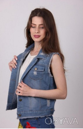 Женская джинсовая жилетка короткая с нашивками. Длина - 46 см. Обхват груди: М-8. . фото 1