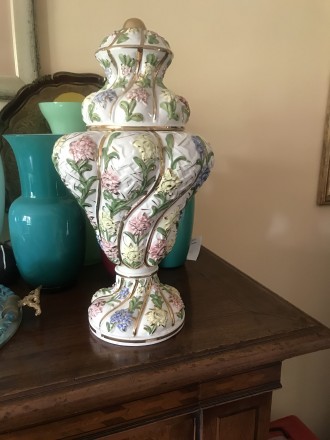 Новая итальянская фарфоровая ваза ручной росписи с позолотой. Высота вместе с кр. . фото 6