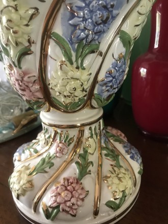 Новая итальянская фарфоровая ваза ручной росписи с позолотой. Высота вместе с кр. . фото 4