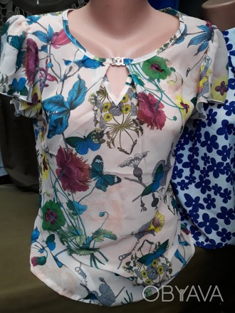 Жіноча красива шифонова блузка на літо з квітковим принтом і коротким рукавчиком. . фото 1