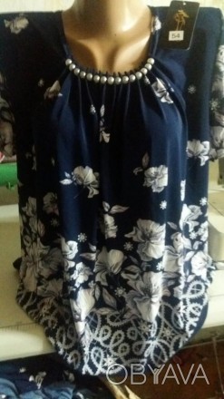 Женская блуза свободного силуэта с цветочным принтом, возле горловины украшение,. . фото 1