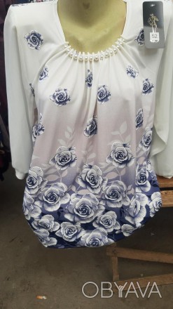 Женская блуза свободного силуэта с цветочным принтом, возле горловины украшение,. . фото 1
