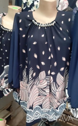Жіноча блуза вільного силуету з квітковим принтом, біля горловини прикраса, ткан. . фото 1