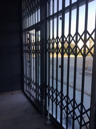 Раздвижные металлические решетки на окна, двери, балконы, витрины магазинов под . . фото 12
