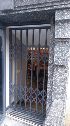 Металлические раздвижные решетки на окна, двери, балконы, витрины магазинов под . . фото 7