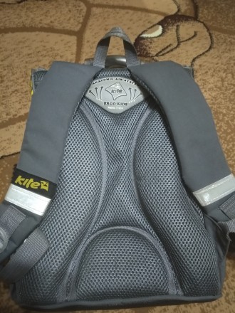 Рюкзак для мальчика фирмы Kite с 1-4 класс, в хорошем состоянии с ортопедической. . фото 4