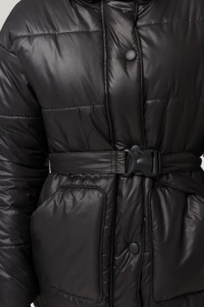 Стильная зимняя куртка свободного силуэта. Изготовлена из плотной плащевки Лаке,. . фото 7