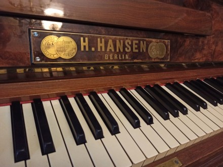 Антикварное немецкое пианино H. HANSEN. Натуральное дерево, клавиши слоновая кос. . фото 3
