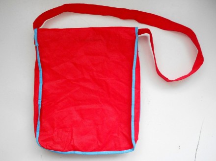 Легкая детская красная эко сумка на плечо из спанбонда. 
Размер: 25 х 28  х 3 с. . фото 3