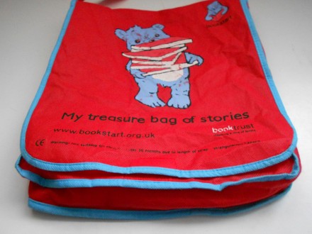 Легкая детская красная эко сумка на плечо из спанбонда. 
Размер: 25 х 28  х 3 с. . фото 5