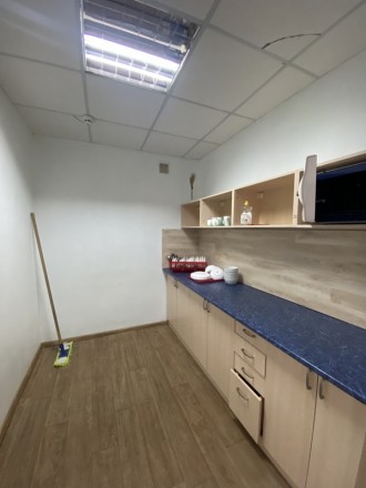 Офисное помещение 100м2 - отдельный блок со своим сан/узлом, 3 кабинета, кухня, . . фото 3