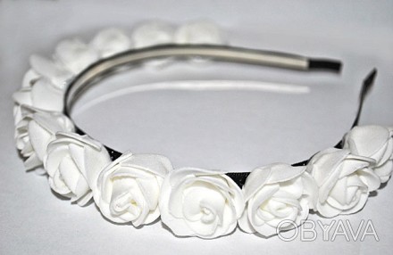 Ободок-украшение для волос, который состоит из простых белых роз, выглядит тонко. . фото 1