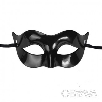 Мужская карнавальная маска черного цвета выразительно смотрится на костюмированн. . фото 1