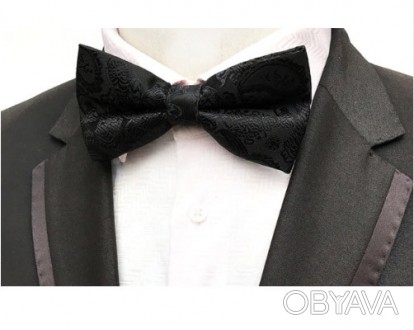 Классический черный цвет мужского галстука-бабочки прекрасно сочетается с традиц. . фото 1