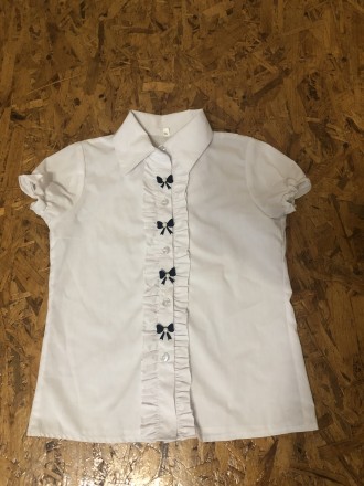 Белая нарядная блузка в идеальном состоянии рост 140-146
Длинна -53см
Ширина п. . фото 2
