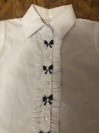 Белая нарядная блузка в идеальном состоянии рост 140-146
Длинна -53см
Ширина п. . фото 3