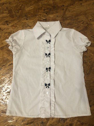 Белая нарядная блузка в идеальном состоянии рост 140-146
Длинна -53см
Ширина п. . фото 5