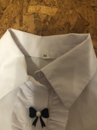 Белая нарядная блузка в идеальном состоянии рост 140-146
Длинна -53см
Ширина п. . фото 4