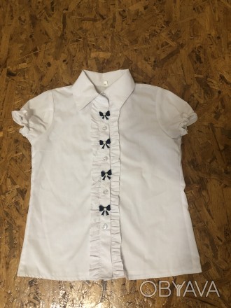 Белая нарядная блузка в идеальном состоянии рост 140-146
Длинна -53см
Ширина п. . фото 1