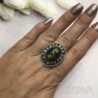 Предлагаем Вам купить элегантное кольцо с камнем лабрадор спектролит в серебре.
. . фото 1