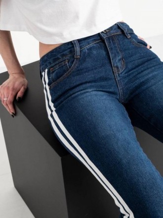 
 Женские джинсы в спортивном стиле с белыми лампасами по бокам. 
Средняя посадк. . фото 2
