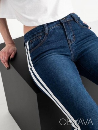 
 Женские джинсы в спортивном стиле с белыми лампасами по бокам. 
Средняя посадк. . фото 1