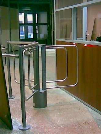 Турникет роторный трехлопастной полуростовой из нержавеющей стали и стекла RIO. . фото 11 Турникет роторный RIO
Имеет три позиции фиксации положения вертушки 120°.. . фото 11