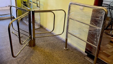 Турникет роторный трехлопастной полуростовой из нержавеющей стали и стекла RIO. . фото 3 Турникет роторный RIO
Имеет три позиции фиксации положения вертушки 120°.. . фото 3