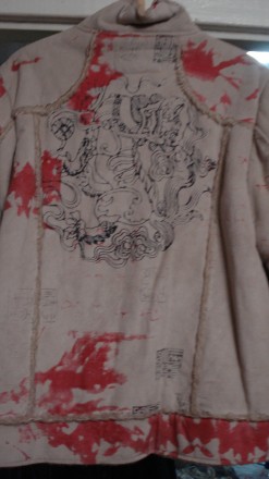 Курточка бежевого цвета с рисунком, внешне как выворотка-замш ,длина 62 см,ширин. . фото 3