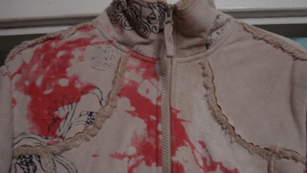 Курточка бежевого цвета с рисунком, внешне как выворотка-замш ,длина 62 см,ширин. . фото 5
