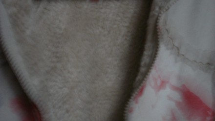 Курточка бежевого цвета с рисунком, внешне как выворотка-замш ,длина 62 см,ширин. . фото 7