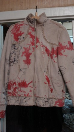 Курточка бежевого цвета с рисунком, внешне как выворотка-замш ,длина 62 см,ширин. . фото 2