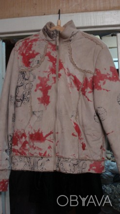 Курточка бежевого цвета с рисунком, внешне как выворотка-замш ,длина 62 см,ширин. . фото 1