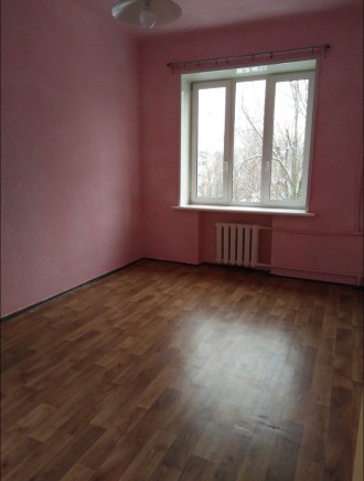 Квартира находится на улице Титова, Сталинка, с раздельными комнатами, без мебел. Титова. фото 2