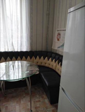 Квартира находится на улице Титова, Сталинка, с раздельными комнатами, без мебел. Титова. фото 3