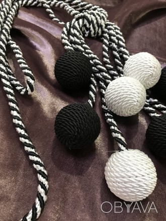 Оригинальный подхват для декорации штор плетённые шары 
Цветовая гамма чёрно бел. . фото 1