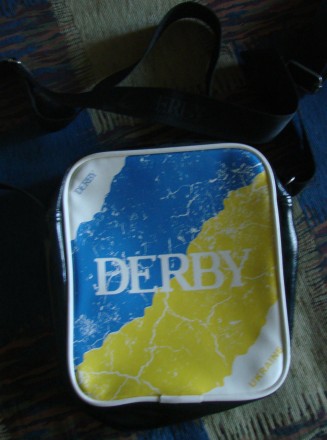 Лакована невеличка сумка на плече Derby Ukraine - модель унісекс. В ідеальному с. . фото 2
