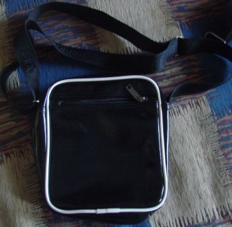 Лакована невеличка сумка на плече Derby Ukraine - модель унісекс. В ідеальному с. . фото 3