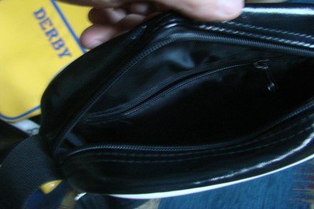 Лакована невеличка сумка на плече Derby Ukraine - модель унісекс. В ідеальному с. . фото 4