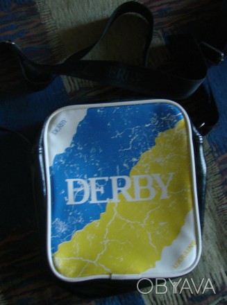 Лакована невеличка сумка на плече Derby Ukraine - модель унісекс. В ідеальному с. . фото 1