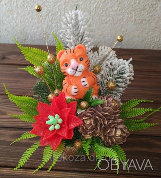 Новогодняя композиция. Тигр, пуансетия (рождественская звезда) и шишки выполнены. . фото 1
