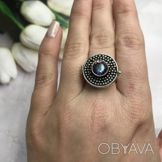 Предлагаем Вам купить великолепное кольцо с секретом с ярким камнем мистик топаз. . фото 1