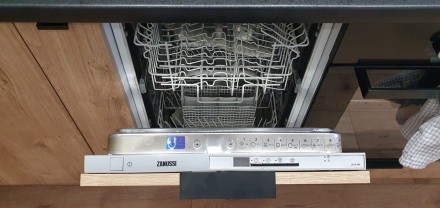 Встраиваемая посудомоечная машина Zanussi ZDTS 400 с закрытой панелью управления. . фото 2