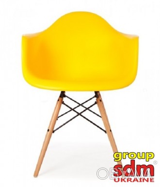 Крісло з пластиковим сидінням, висока спинка, зручна форма сидіння, ніжки дерев'. . фото 1
