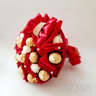 
Букет з цукерок з ефектним бантом, Ferrero Rosher в червоному кольорі (11 шт).
. . фото 1