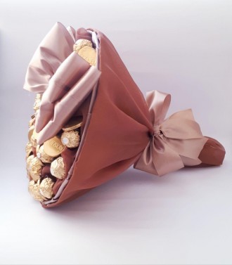 Букет з цукерок Ferrero Rocher Шляхетний Великий цукерковий букет чоловікові / шефу / начальнику.. . фото 5 Стильний букет з цукерок Ferrero Rocher і шоколадні монетки в кавовому кольорі.
. . фото 5