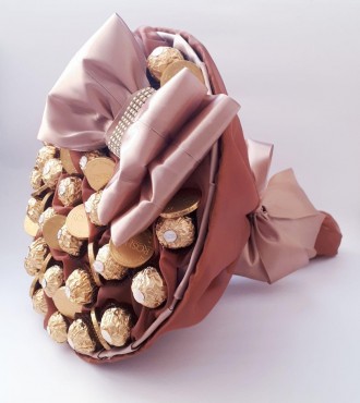 Стильний букет з цукерок Ferrero Rocher і шоколадні монетки в кавовому кольорі.
. . фото 3