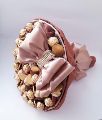 Стильний букет з цукерок Ferrero Rocher і шоколадні монетки в кавовому кольорі.
. . фото 4